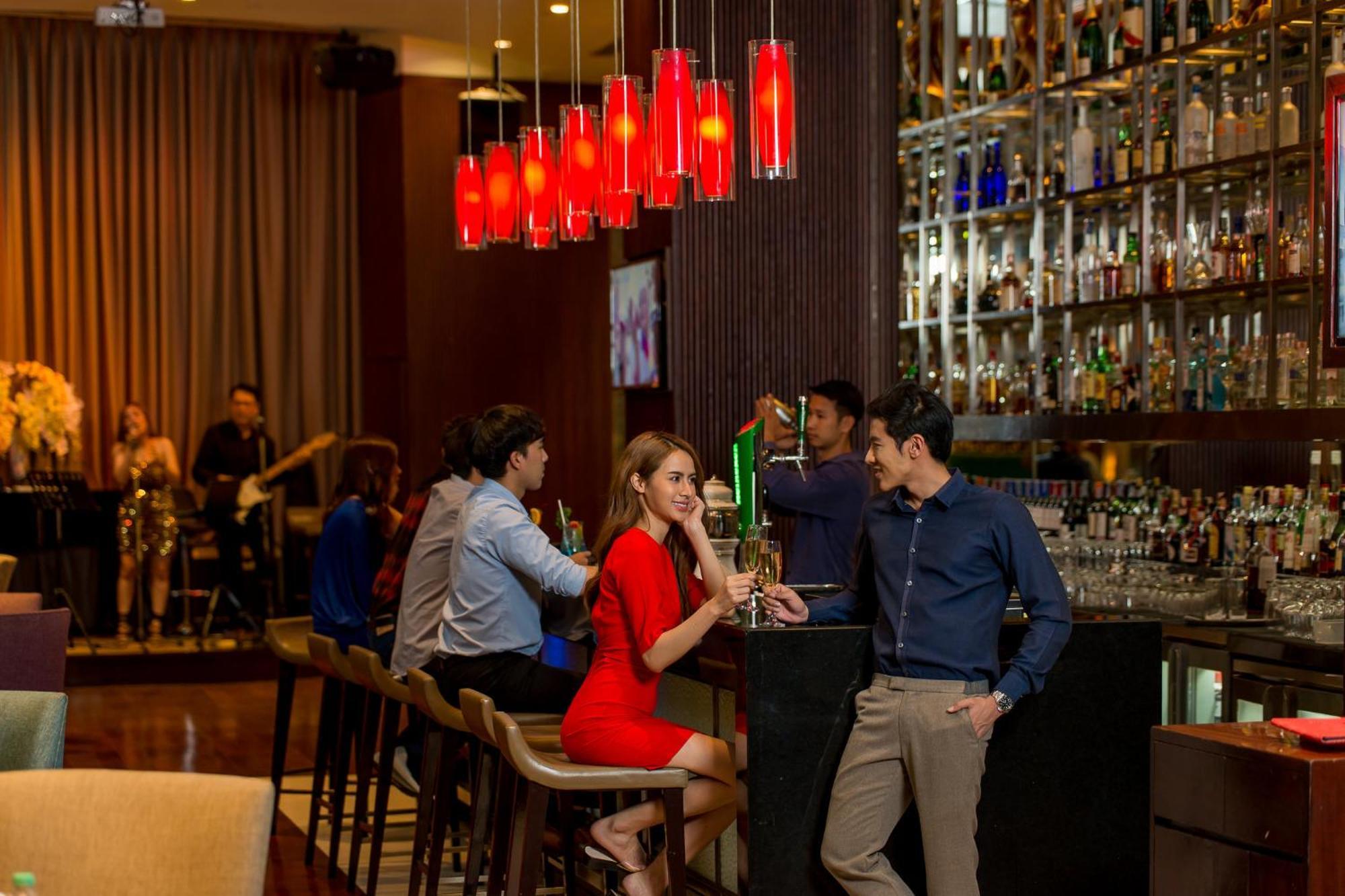 Holiday Inn Bangkok Silom By Ihg Esterno foto